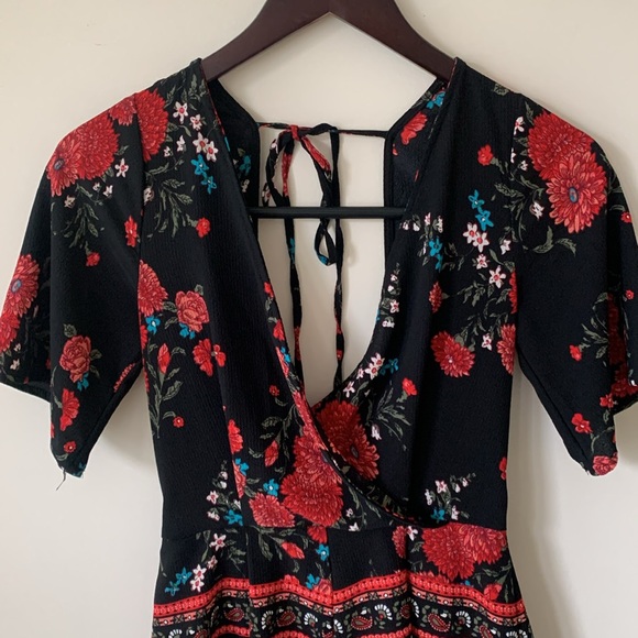 Francesca’s Mi Ami Black Red Floral Romper Boho SZ XS  Tie Back pleated shorts - Picture 2 of 9